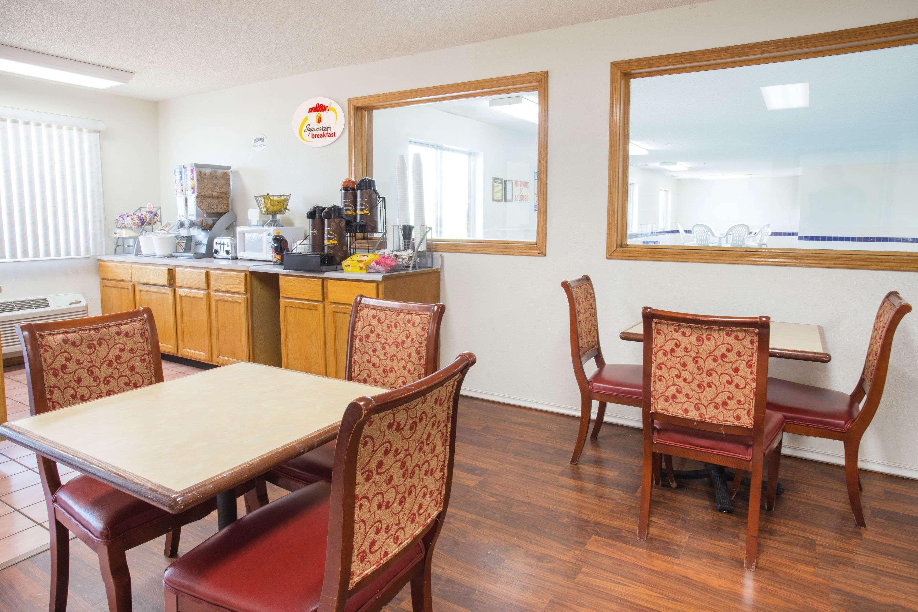 Super 8 By Wyndham Monmouth Il Hotel Buitenkant foto