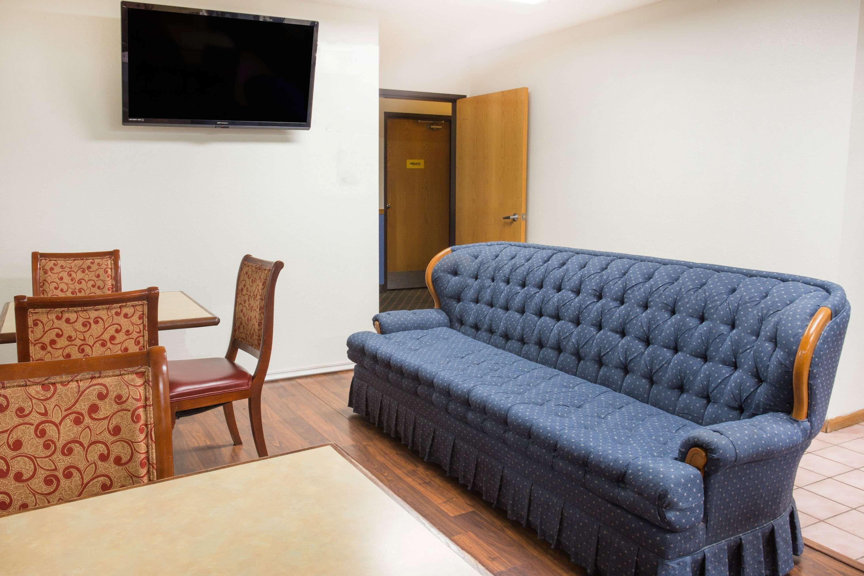 Super 8 By Wyndham Monmouth Il Hotel Buitenkant foto