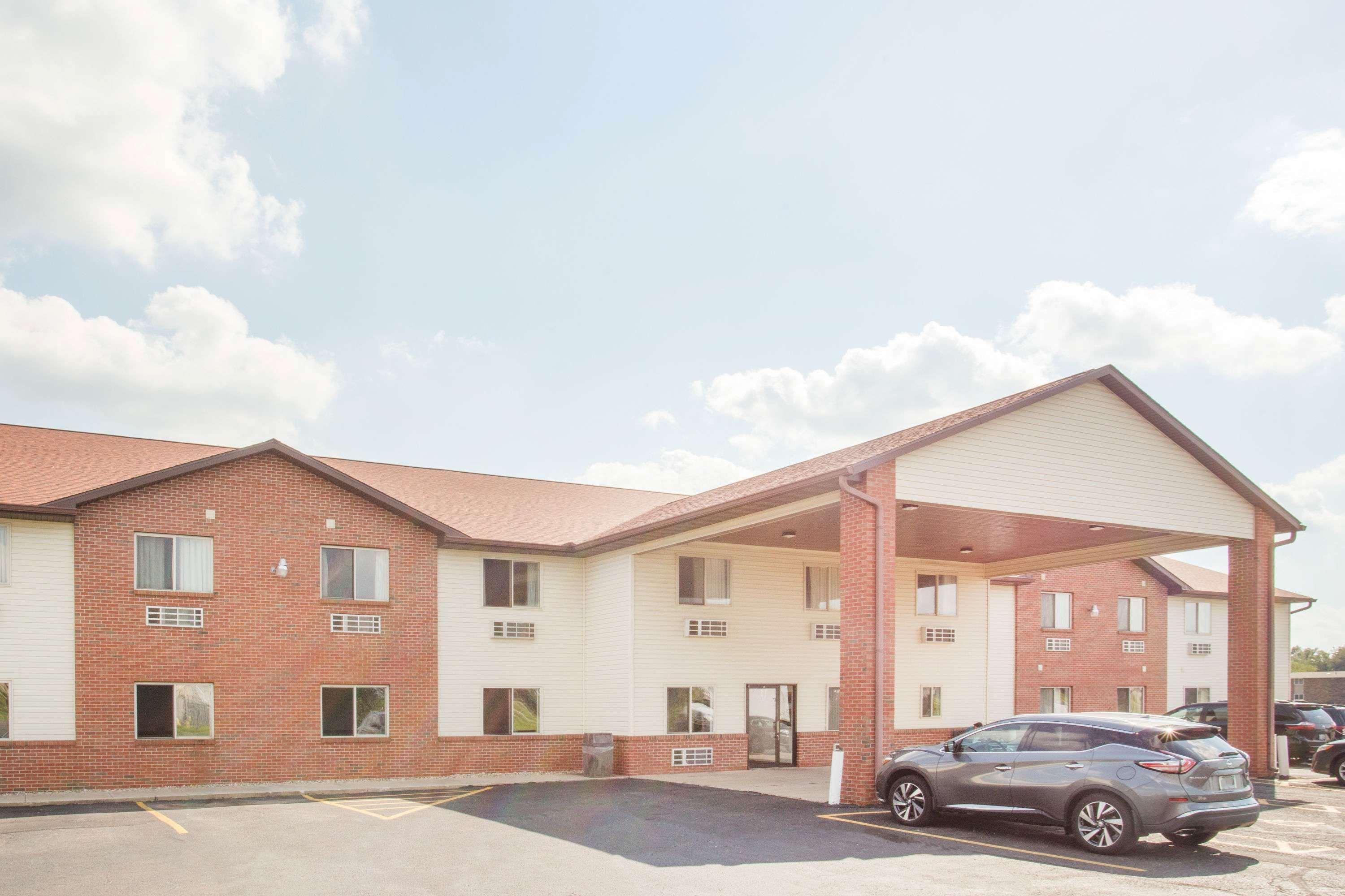 Super 8 By Wyndham Monmouth Il Hotel Buitenkant foto