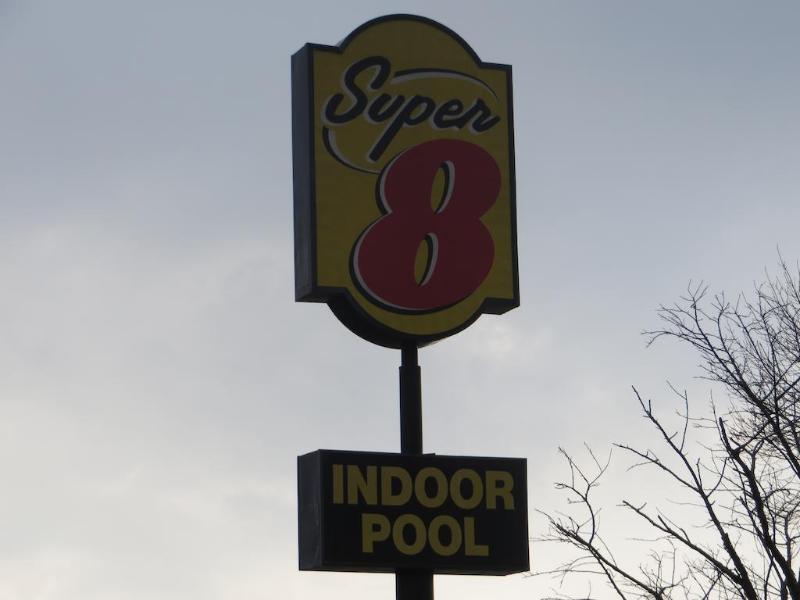 Super 8 By Wyndham Monmouth Il Hotel Buitenkant foto